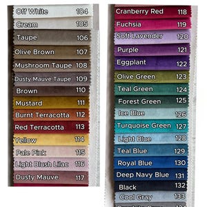 Może przedstawiać: Wzornik tkanin welurowych zatytułowany poufudic Velvet Fabric Chart, przedstawiający dwie kolumny pr&oacute;bek tkanin z odpowiadającymi im nazwami kolor&oacute;w i kodami numerycznymi od 104 do 134, zawierający szeroką gamę neutralnych i żywych odcieni.