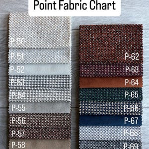Pu&ograve; includere: Una cartella tessuti Poufudic Point Fabric Chart che mostra due colonne di campioni rettangolari con varie texture e colori, etichettati da P-50 a P-72. I campioni includono tonalit&agrave; di bianco, grigio, marrone, rosso, verde, blu e giallo.