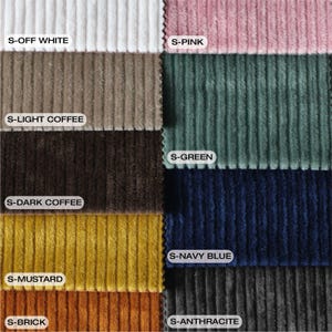 Op de afbeelding: Een display van stoffen stalen met negen corduroy-stalen in verschillende kleuren. Kleuren zijn onder meer gebroken wit, roze, licht koffie, donker koffie, mosterd, groen, marineblauw, baksteen en antraciet. Elk staal is gelabeld met de bijbehorende kleurnaam.