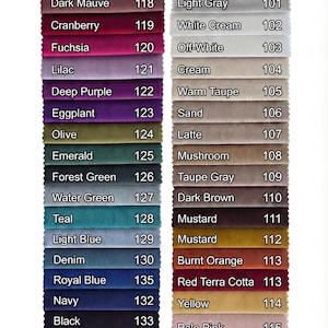 Puede incluir: Un juego de tres tazas de cerámica con un acabado moteado y mate. Las tazas son de color crema, gris claro y gris oscuro. Cada taza tiene un diseño simple y minimalista.