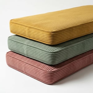 Puede incluir: Un letrero de madera rústica con el texto "Welcome to our home" en letras blancas. El letrero presenta un acabado envejecido y un diseño sencillo y acogedor.