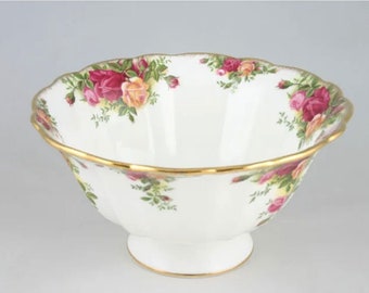 VERY rare and desirabe Vintage MINT condition Royal Albert Old Country Roses Footed Serving Bowl, Bone China, tea party, gift, mom
