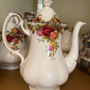 Royal Albert Old Country roses Bone china Medium size coffee pot First quality English Bone China Porcelain