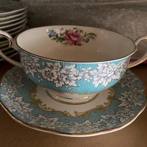 Royal Albert Enchanting Miska do zupy Zestaw spodków Podwójny uchwyt Lata 50. XX wieku BackStamp Porcelana kostna Anglia Porcelana wymienna miska z dolnym talerzem