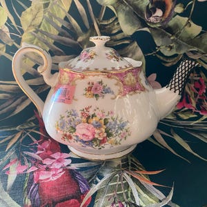 Perfect Vintage Royal Albert &#39;Lady Carlyle&#39; Teapot, Large, Displayed only, Perfect For High Tea, Pretty Pink Decor, Non England