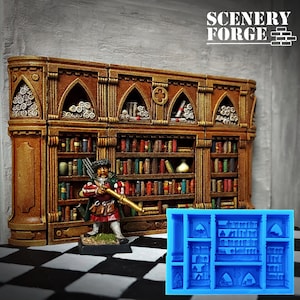 Peut inclure: Un moule en silicone bleu pour créer une bibliothèque miniature avec plusieurs étagères et des détails en arc. Le moule est présenté à côté d'une bibliothèque miniature avec des livres et des rouleaux, peinte dans une finition bois. Le texte "SCENERY FORGE" est visible en arrière-plan.