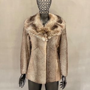 Vintage Grey Fur Coat, Australian Possum & Raccoon, Elegant Short Length, Excellent Condition, Luxurious and Timeless Outerwear, Womens Fur