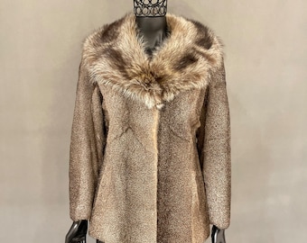 Vintage Grey Fur Coat, Australian Possum & Raccoon, Elegant Short Length, Excellent Condition, Luxurious and Timeless Outerwear, Womens Fur