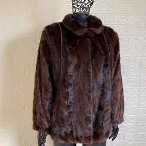 Cappotto di visone vintage corto marrone cioccolato morbido in perfette condizioni fatto a mano, vestibilità media