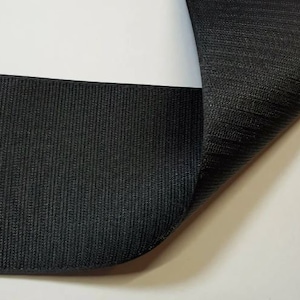 Puede incluir: Banda elástica negra con una superficie texturizada.