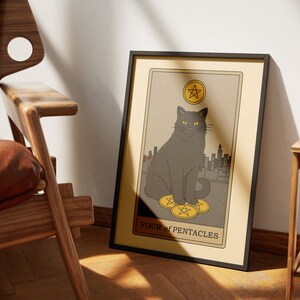 Quatre des affiches de tarot de chats Pentacles | Impressions d'art de cartes de tarot sur le thème des chats | Poster imprimable déco pour les amoureux des chats