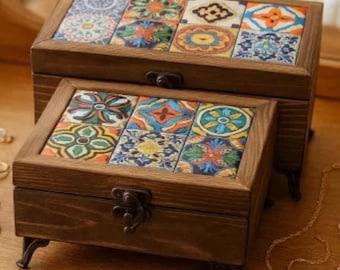 Handgefertigte Schmuckschatulle aus Holz mit Keramikinlay