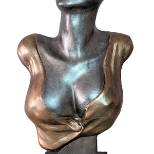 Escultura de busto feminino metálico: arte abstrata moderna do torso feminino