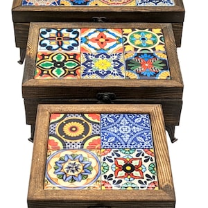 Holzschmuckschatulle mit Keramikfliesen, einzigartige handgefertigte gekachelte Schachtel, maßgeschneiderte Geschenkbox aus Holz, handgefertigte Vitrine