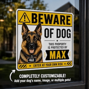 Può includere: Un cartello di avvertimento quadrato con un pastore tedesco con un collare nero e una targhetta a forma di osso con scritto MAX. Il cartello ha uno sfondo giallo e bianco con testo nero che recita BEWARE OF DOG, THIS PROPERTY IS PROTECTED BY MAX e ENTER AT YOUR OWN RISK.