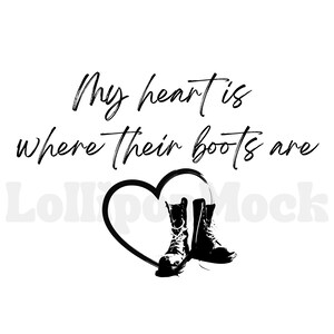 Puede incluir: Diseño gráfico en blanco y negro con el texto "My heart is where their boots are" y una forma de corazón con dos botas negras dentro.