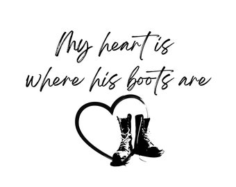 Puede incluir: Gráfico en blanco y negro con el texto "Mi corazón está donde están sus botas" y una forma de corazón con dos botas negras dentro.