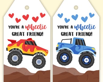 Puede incluir: Dos etiquetas de regalo imprimibles con camiones monstruo. La etiqueta del camión monstruo rojo dice "You're a wheelie great friend!" y la etiqueta del camión monstruo azul dice "You're a wheelie great friend!"
