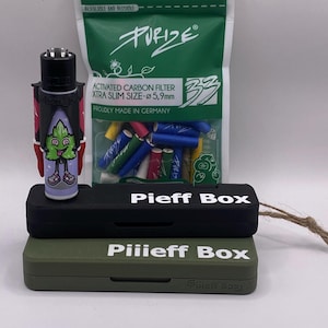 Puede incluir: Una caja de almacenamiento negra y verde con el texto "Pieff Box" y "Piiieff Box" en la parte delantera. La caja está abierta y un pequeño encendedor negro con un personaje de dibujos animados en su interior. Una bolsa de filtros de carbón activado está al lado de la caja.