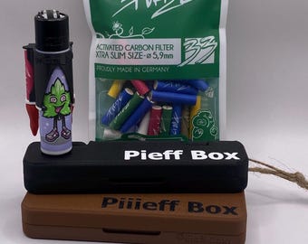 Può includere: Un accendino nero e verde con un personaggio dei cartoni animati, una scatola nera con la scritta "Pieff Box" su di essa, una scatola marrone con la scritta "Piiieff Box" su di essa e un sacchetto di filtri al carbone attivo verde, blu e rosso con la scritta "PURIZE" su di esso.