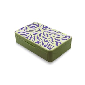 Puede incluir: Una caja de almacenamiento rectangular de color verde oliva con tapa abatible. La superficie superior presenta un fondo amarillo claro con un patrón abstracto morado similar a una cebra y el texto HOTT BOX impreso en morado en la esquina inferior.