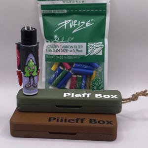 Puede incluir: Una bolsa verde resellable con el texto "PURIDE" y "ACTIVATED CARBON FILTER XTRA SLIM SIZE - 5,9mm PROUDLY MADE IN GERMANY". La bolsa contiene una variedad de filtros de cigarrillos de colores. Una caja verde y negra con el texto "Pieff Box" está apilada sobre una caja marrón con el texto "Piiieff Box". Un encendedor negro y verde con una imagen de dibujos animados de una planta verde está delante de las cajas.