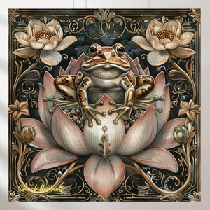 K&ouml;nnte beinhalten: Ein quadratischer Kunstdruck mit einer detaillierten Illustration eines Frosches auf einer Lotusblume. Der Frosch ist braun und tanfarben, die Lotusblume ist zartrosa. Der Hintergrund ist dunkel mit goldenen floralen Akzenten und dem Text "Churchill Prints".