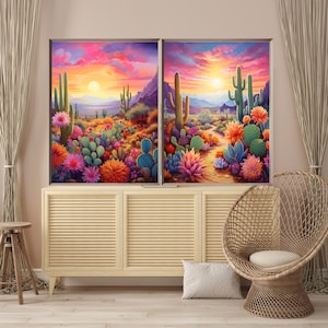 K&ouml;nnte beinhalten: Ein zweiteiliges Gem&auml;lde, das eine W&uuml;stenlandschaft mit einem Sonnenuntergangshimmel darstellt. Das Gem&auml;lde zeigt eine Vielzahl von Kakteen und W&uuml;stenblumen in den Farben Rosa, Lila, Orange und Gelb. Das Gem&auml;lde ist in einem silbernen Rahmen gerahmt.
