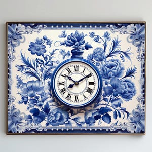 Op de afbeelding: Een blauwe en witte porseleinen klok met een bloemenmotief. De wijzerplaat van de klok heeft Romeinse cijfers en zwarte wijzers.