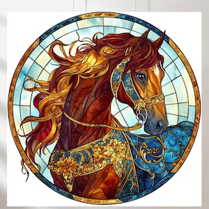 Puede incluir: Un diseño de vidriera circular que representa la cabeza de un caballo de perfil. El caballo tiene un pelaje marrón, una melena dorada y está adornado con arneses azules y dorados. El año "2026" se muestra en la armadura azul del caballo.
