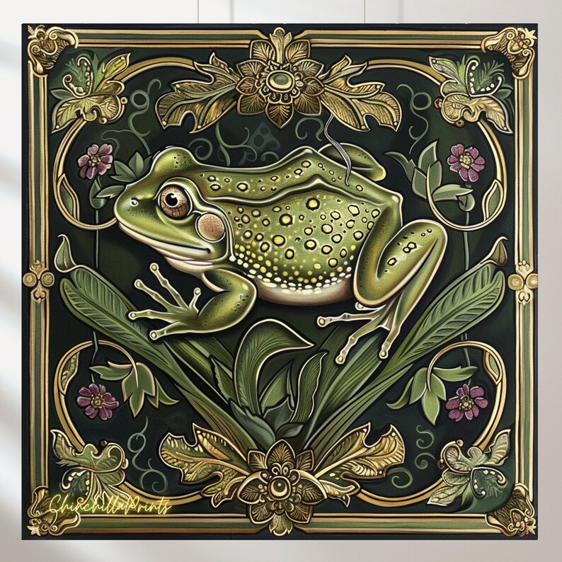 K&ouml;nnte beinhalten: Kunstdruck einer gr&uuml;nen Frosch-Darstellung, vor einem dunkelgr&uuml;nen Hintergrund mit goldenen Akzenten und floralen Motiven. Das Kunstwerk hat einen Vintage-Stil im Jugendstil mit detailliertem Design.