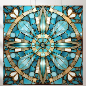Puede incluir: Una obra de arte cuadrada de estilo vidriera con un diseño floral simétrico. La obra utiliza tonos de verde azulado, turquesa y dorado. El diseño incluye un elemento circular central, formas de pétalos y patrones geométricos.