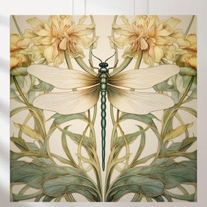 Puede incluir: Una impresión artística cuadrada con un diseño simétrico de una libélula y elementos florales. La libélula tiene un cuerpo verde azulado y alas color crema. El fondo incluye flores amarillas y follaje verde, creando una estética inspirada en la naturaleza.