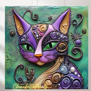Könnte beinhalten: Ein lebendiges, strukturiertes Kunstwerk mit einem stilisierten Katzenporträt. Die Katze hat lila Fell, goldene Akzente und große grüne Augen. Der Hintergrund ist ein strukturiertes Grün, und das Kunstwerk enthält den Text "ChinchillaPrints".