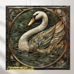 Könnte beinhalten: Ein Kunstwerk im Stil von Buntglas, das einen weißen Schwan mit goldenen und grünen Akzenten zeigt, der in einem runden Rahmen mit einem grünen und goldenen Wassermuster schwimmt.