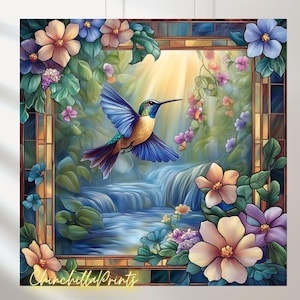 Peut inclure: Une illustration de style vitrail représentant un colibri volant au-dessus d'une cascade avec des fleurs au premier plan et à l'arrière-plan. Le colibri est bleu, vert et jaune. Les fleurs sont roses, violettes et bleues.