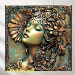 Puede incluir: Una escultura en relieve 3D de la cara de una mujer con los ojos cerrados, rodeada de intrincados diseños florales en tonos dorados y verdes. La escultura tiene un acabado texturizado y metálico.