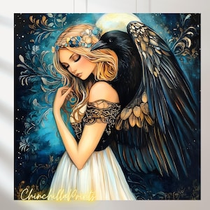 Peut inclure: Impression artistique représentant une femme aux cheveux blonds et une couronne florale, accompagnée d'un corbeau noir. La femme porte une robe blanche et un haut noir avec des détails dorés. Le fond est un mélange de bleus et d'or.