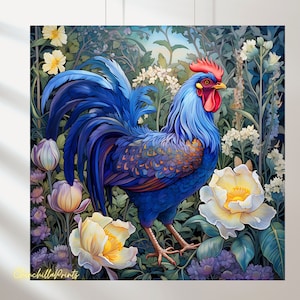 以下が含まれることがあります： 赤い鶏冠を持つ青い雄鶏が、白と紫の花が咲く庭に立っています。雄鶏は青と紫の虹色の羽根を持っています。