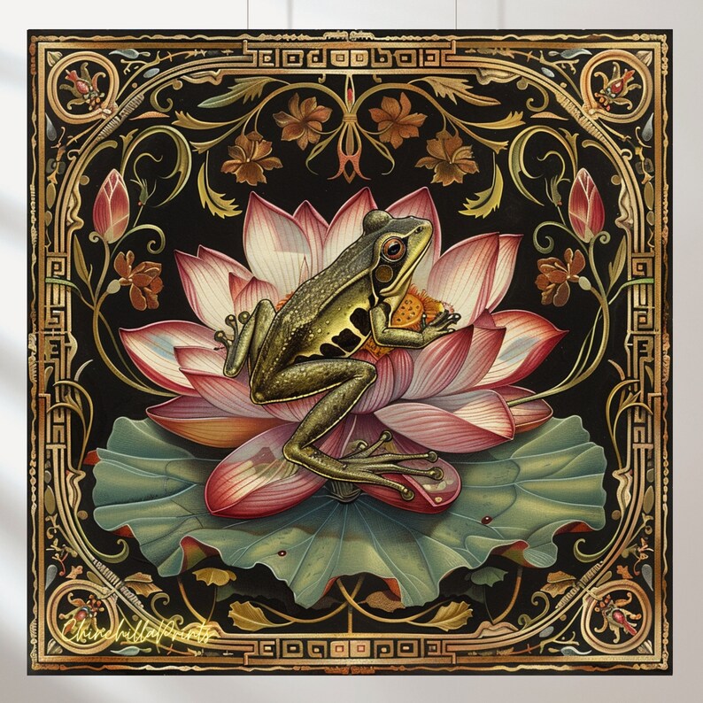 K&ouml;nnte beinhalten: Detaillierte Illustration eines gr&uuml;nen Frosches, der auf einer rosa-wei&szlig;en Lotusblume ruht. Das Kunstwerk hat einen schwarzen Hintergrund mit einem verzierten goldenen Rahmen mit floralen und geometrischen Mustern. Thema: Natur und Kunst.