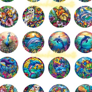 Op de afbeelding: Een verzameling kleurrijke, cirkelvormige ontwerpen met verschillende dieren en zeeleven in een glas-in-loodstijl. Ontwerpen omvatten dolfijnen, schildpadden, vissen, uilen, vlinders en een octopus. De ontwerpen zijn levendig en gedetailleerd, met een verscheidenheid aan kleuren.