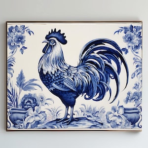 以下が含まれることがあります： 青と白の雄鶏のイラストが描かれた額入りのアートワーク。 雄鶏が中心で、クラシックで装飾的なスタイルで花や植物の要素に囲まれています。 アートワークは金色のフレームに入っています。