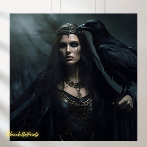 Peut inclure: Une femme aux cheveux noirs et une couronne sur la tête regarde l'appareil photo. Elle porte une robe noire et un collier. Un corbeau noir est perché sur son épaule.