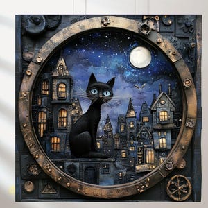 Könnte beinhalten: Ein skurriles Kunstwerk mit einer schwarzen Katze mit blauen Augen, die auf einer Stadtlandschaft sitzt. Die Katze wird von einem kreisförmigen, bronzefarbenen Rahmen umgeben. Der Hintergrund zeigt einen Nachthimmel mit Vollmond und Sternen sowie eine Stadt mit beleuchteten Fenstern.