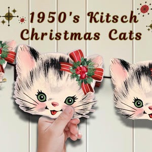 Puede incluir: Un cartel con recortes de caras de gato con ojos verdes, narices rosas y lazos rojos con detalles de acebo. El texto 1950's Kitsch Christmas Cats está impreso arriba, acompañado de iconos gráficos en forma de estrella.