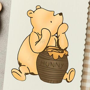 Può includere: Illustrazione a cartoni animati di Winnie the Pooh, un orso giallo, seduto e che guarda in alto. Sta tenendo un vaso di miele marrone con la scritta "HUNNY". L'immagine ha uno stile semplice e pulito.