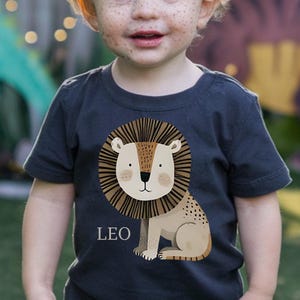 Lindo león PNG, clipart de safari para niños pequeños de género neutro, decoración de guardería beige, cumpleaños de un salvaje, león peculiar PNG de cumpleaños de Leo, animales pintados a mano