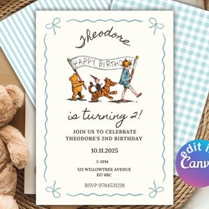 Puede incluir: Una invitación de cumpleaños con temática de Winnie the Pooh, con los personajes sosteniendo una pancarta que dice "HAPPY BIRTHDAY". La invitación es para el segundo cumpleaños de Theodore, con fecha, hora y dirección. El diseño incluye un borde azul claro y lazos.