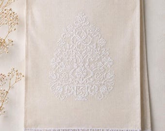 Rushnyk blanco para boda, camino de mesa de lino, bordado del árbol de la vida, toalla de boda ucraniana, decoración rústica minimalista, borde de encaje hecho a mano