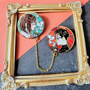Pin de esmalte dorado de Ken y Momo / Fanáticos de la hora del té